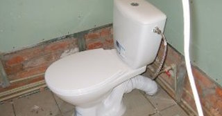 Установка приставного унитаза в Красноярске - монтаж и подключение, СантехДомКрс от 5118 рублей