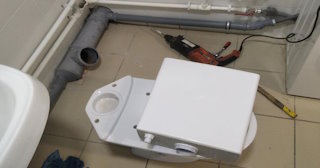 Установка напольного унитаза в Красноярске: монтаж под ключ от СантехДомКрс от 5118 рублей.